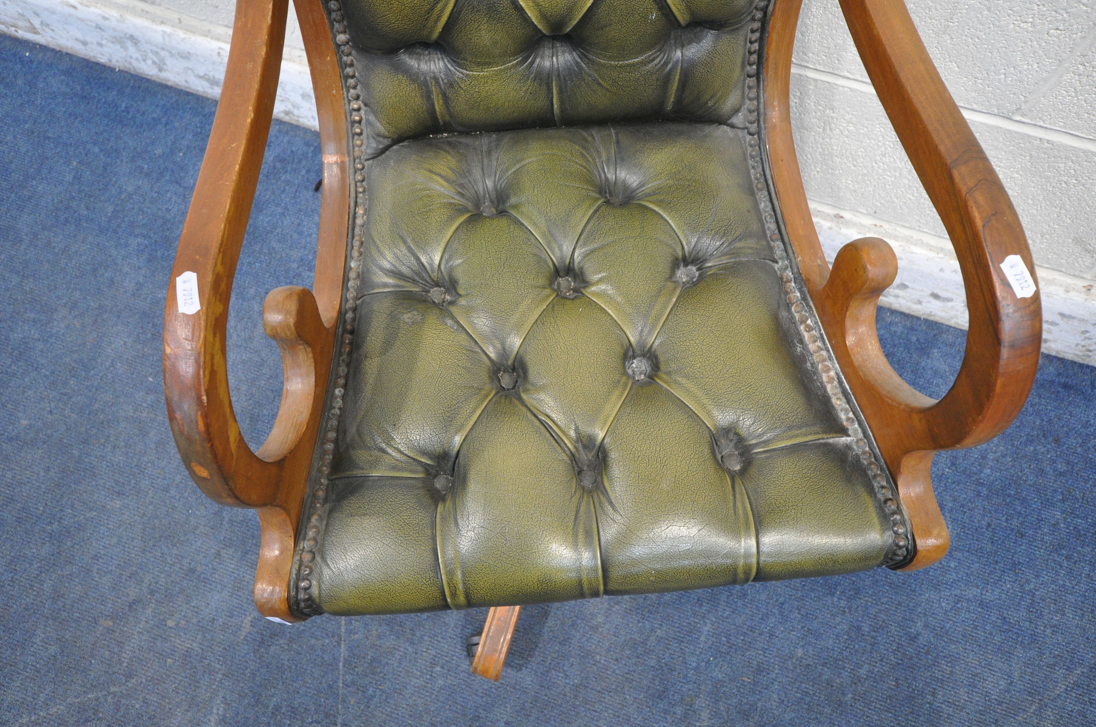 A 20TH CENTURY GREEN LEATHER BUTTONED OFFICE CHAIR (condition report: missing castor, surface marks, - Image 3 of 6