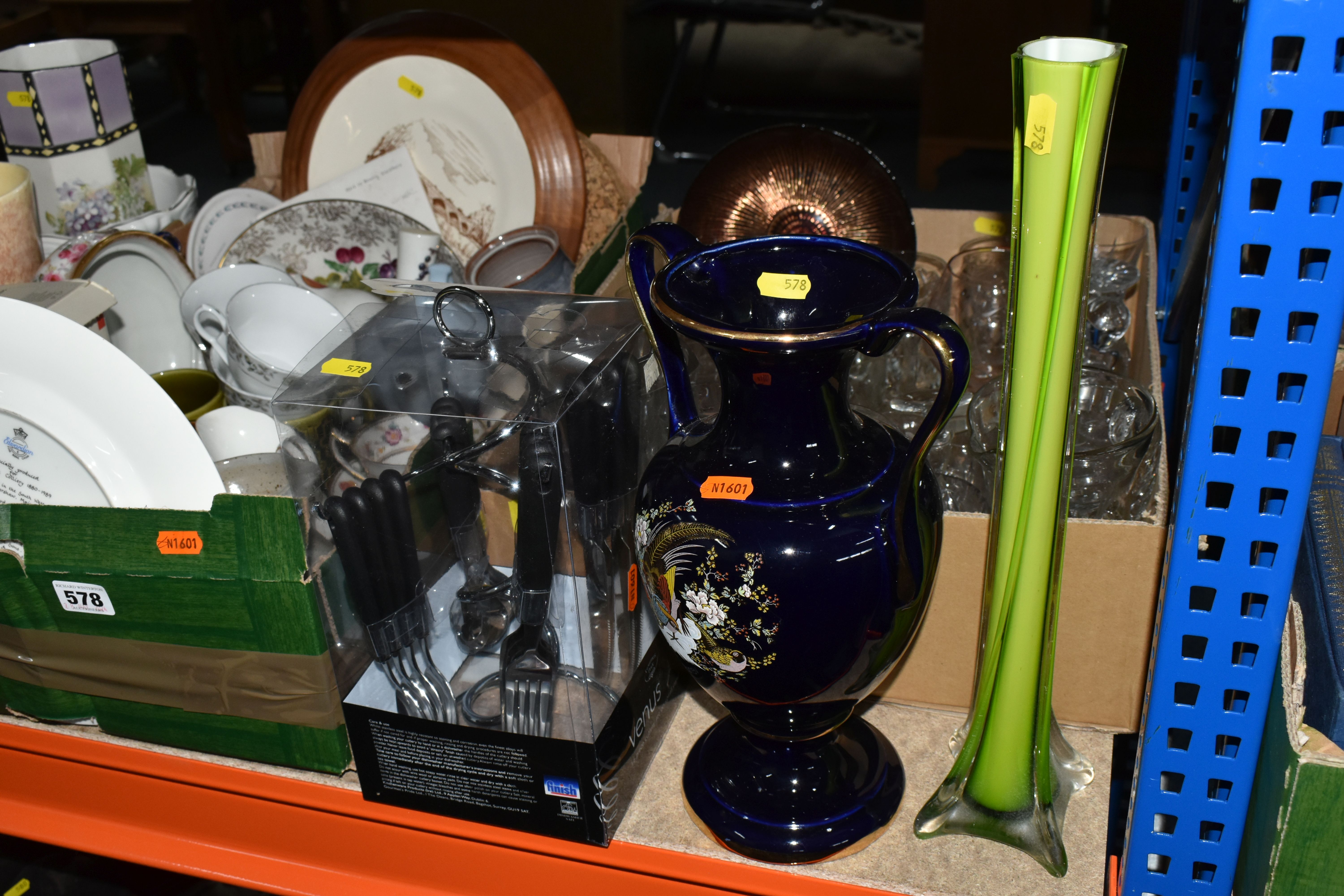 THREE BOXES AND LOOSE CERAMICS, GLASS AND METALWARE, including a small quantity of Royal Worcester - Bild 2 aus 6