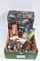 A MIXED TRAY OF BOXED AND UNBOXED STAR WARS MODELS AND FIGURES, to include a boxed 1997 Kenner