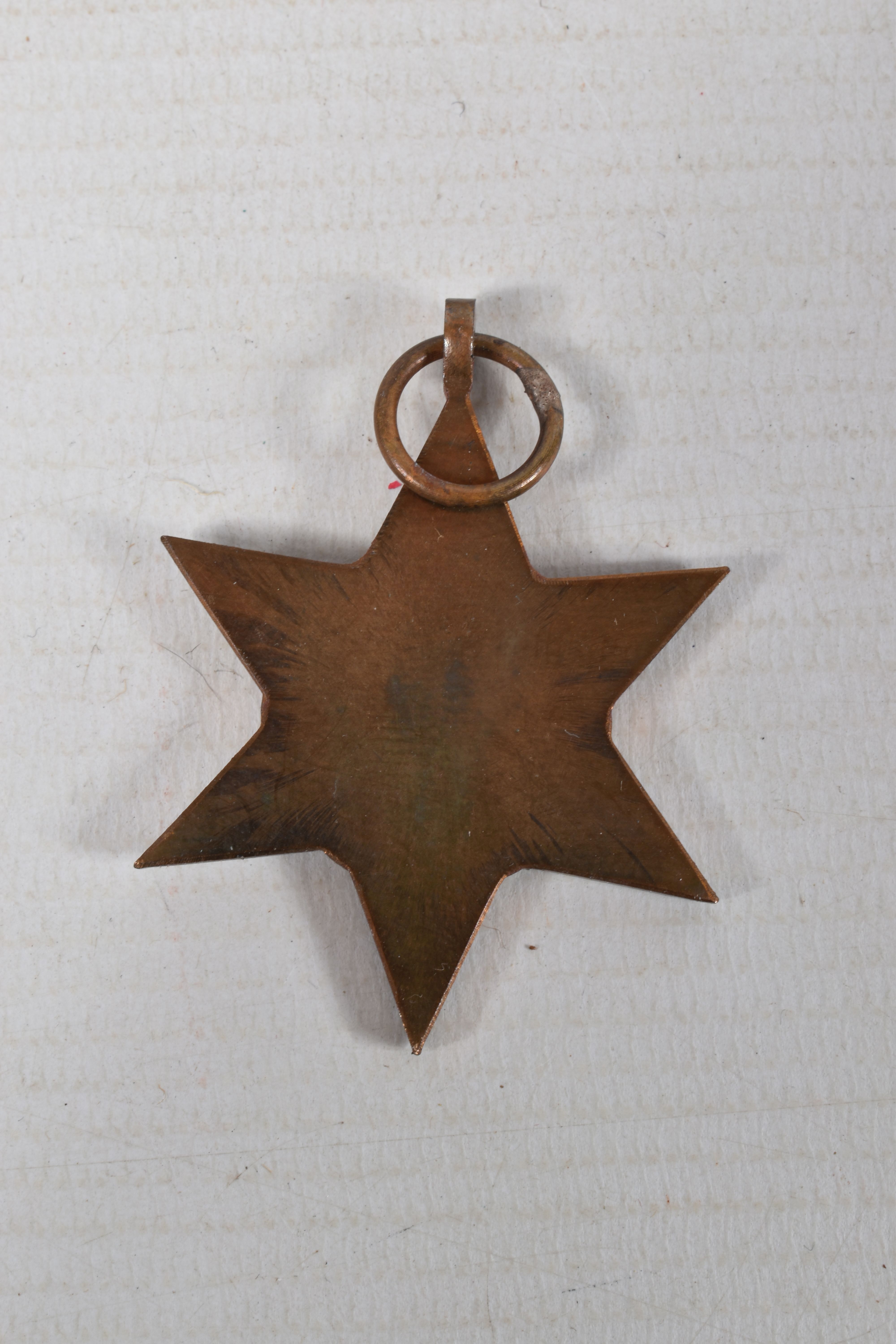 A WOODEN BOX CONTAINING TWO SETS OF WWII MEDALS, cap badges, formation patches and other military - Image 18 of 22