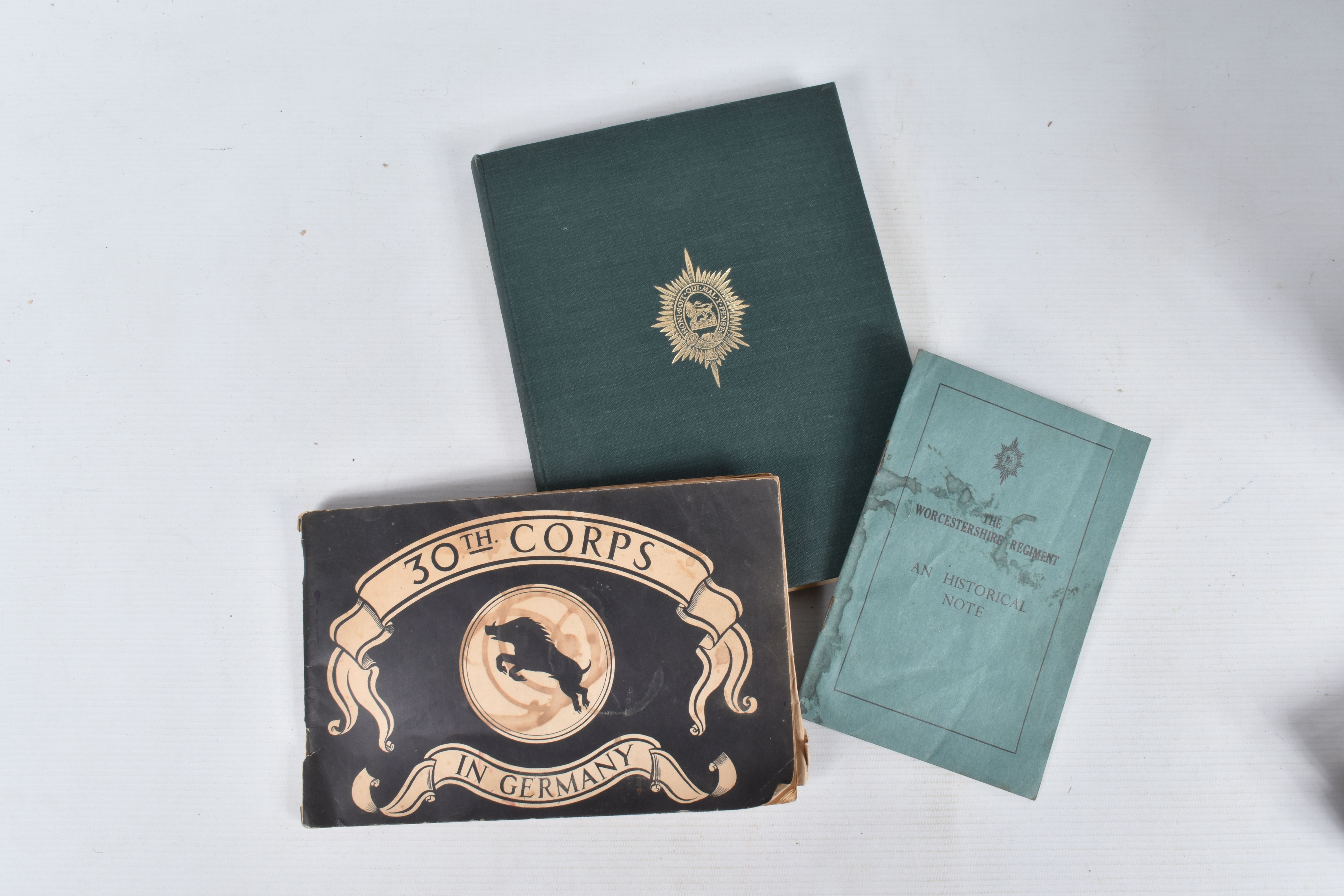 A WOODEN BOX CONTAINING TWO SETS OF WWII MEDALS, cap badges, formation patches and other military - Image 2 of 22