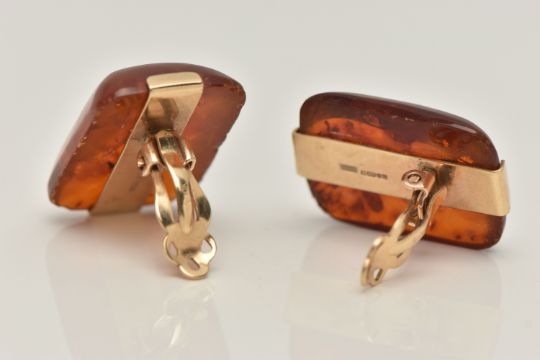 A PAIR OF 9CT GOLD AMBER EARRINGS, rectangular form cabochon earrings, fitted with yellow gold - Image 4 of 5