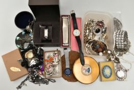 A LADIES BOXED 'GUCCI' WRISTWATCH AND OTHER ITEMS, quartz movement, rectangular silver dial