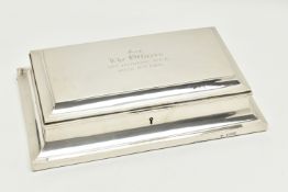 AN EDWARDIAN GOLDSMITHS & SILVERSMITHS CO LTD SILVER TABLE CIGARETTE BOX OF RECTANGULAR FORM, the