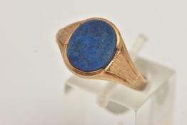 A GENTS 9CT GOLD SIGNET RING, AF set with an oval cut lapis lazuli inlay, textured shoulders leading