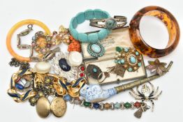 A BAG OF ASSORTED COSTUME JEWELLERY, to include a large plastic bangle, howlite bead bracelet,