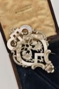 AN EARLY VICTORIAN SILVER BROOCH, with openwork scrolling acanthus leaf detail, with personal