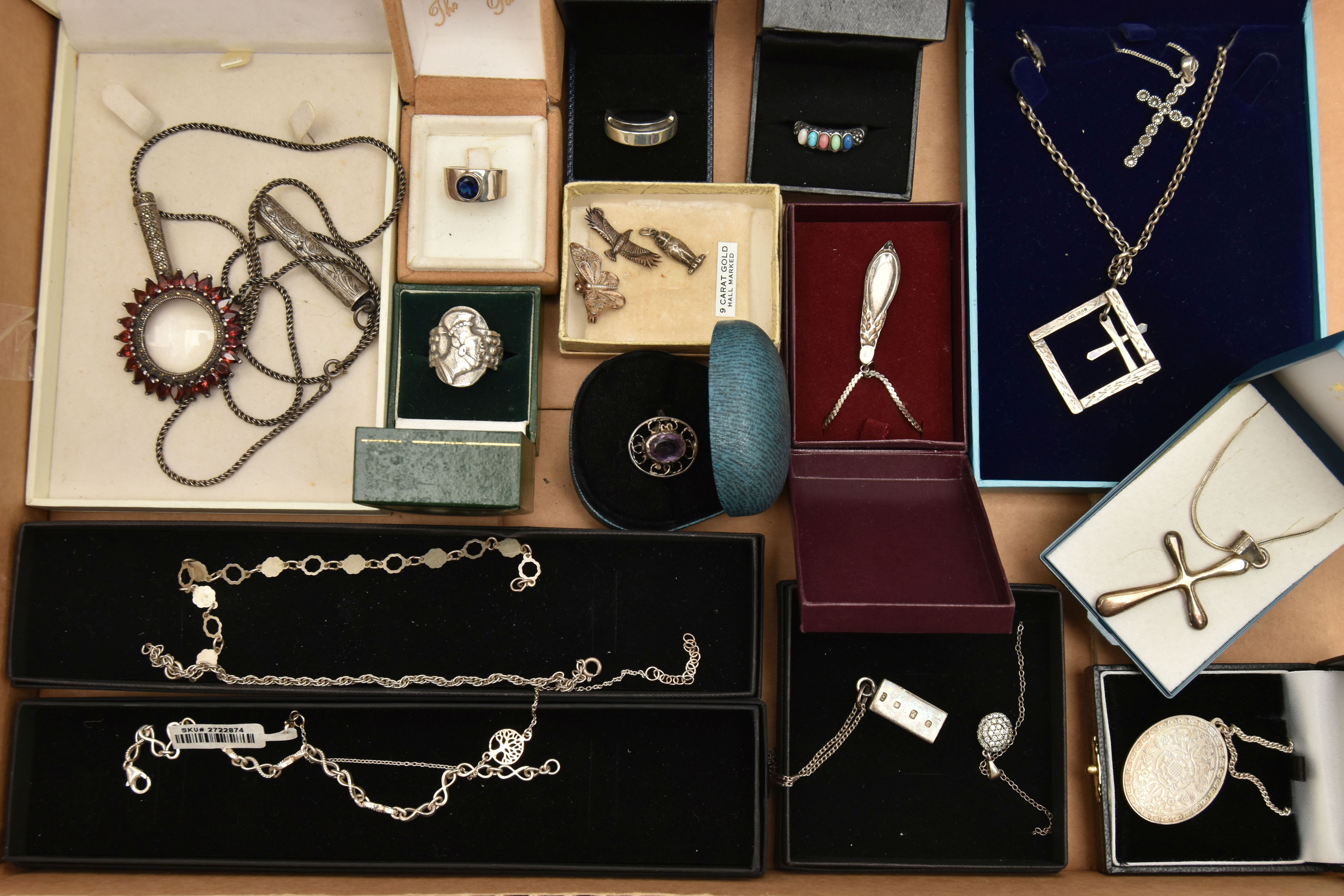 A BOX OF SILVER AND WHITE METAL JEWELLERY, to include a boxed 1977 silver jubilee commemorative