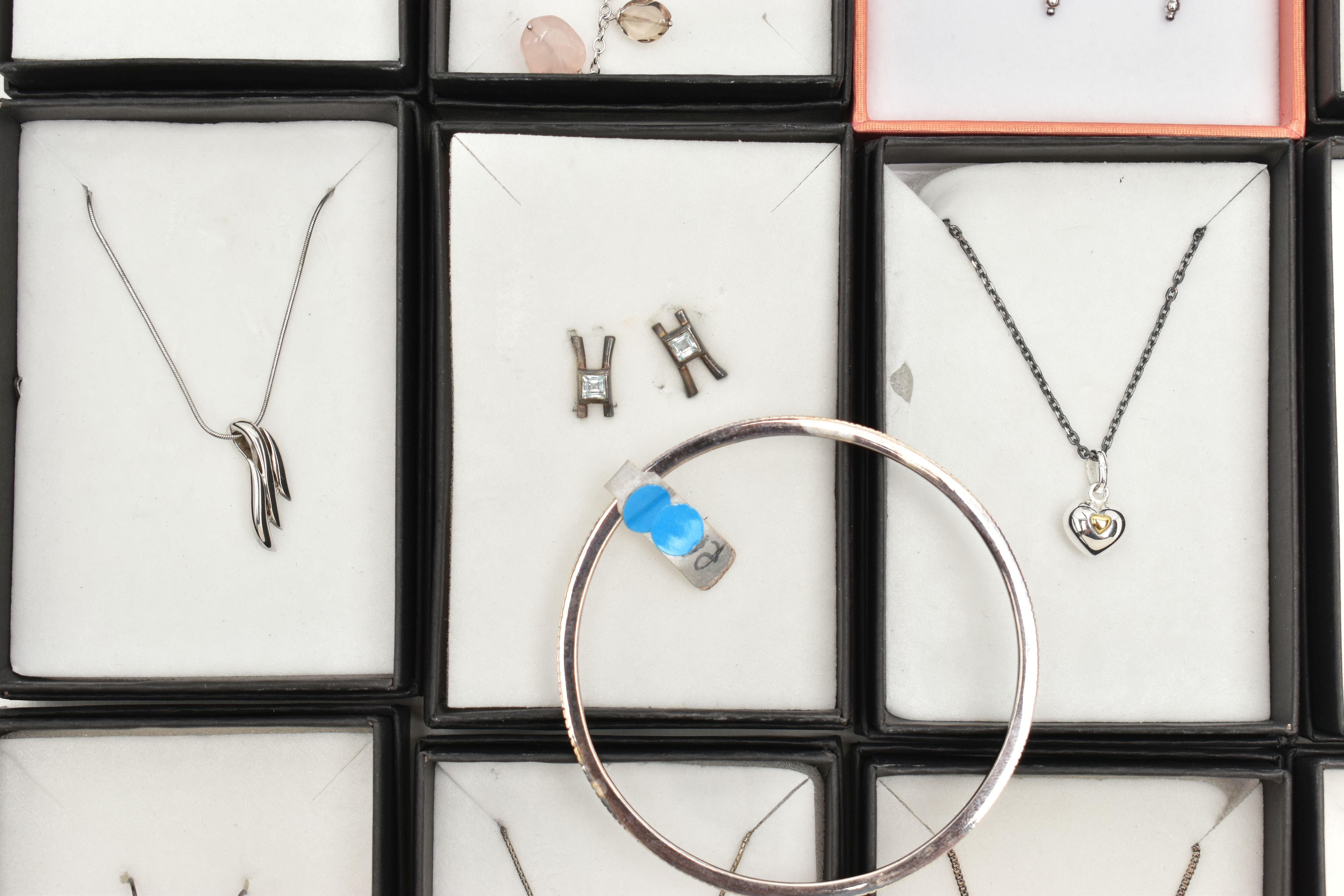 AN ASSORTMENT OF WHITE METAL JEWELLERY, to include nine necklaces, a bracelet, a necklace and - Image 5 of 7