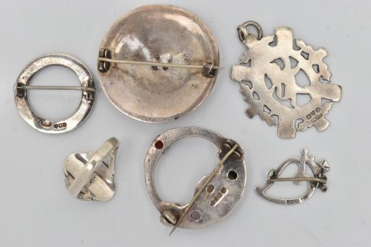 A SELECTION OF MAINLY SCOTTISH JEWELLERY, to include circular silver brooch, hallmark for Robert - Image 3 of 3