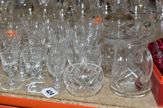 A GROUP OF CUT CRYSTAL AND GLASSWARE to include a large quantity of mixed wine, port, whisky, - Image 4 of 12