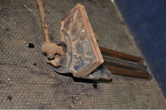 A WODEN 189b No2 CARPENTERS VICE with quick release and 9in jaws (Condition Report: rusty but only - Image 1 of 3