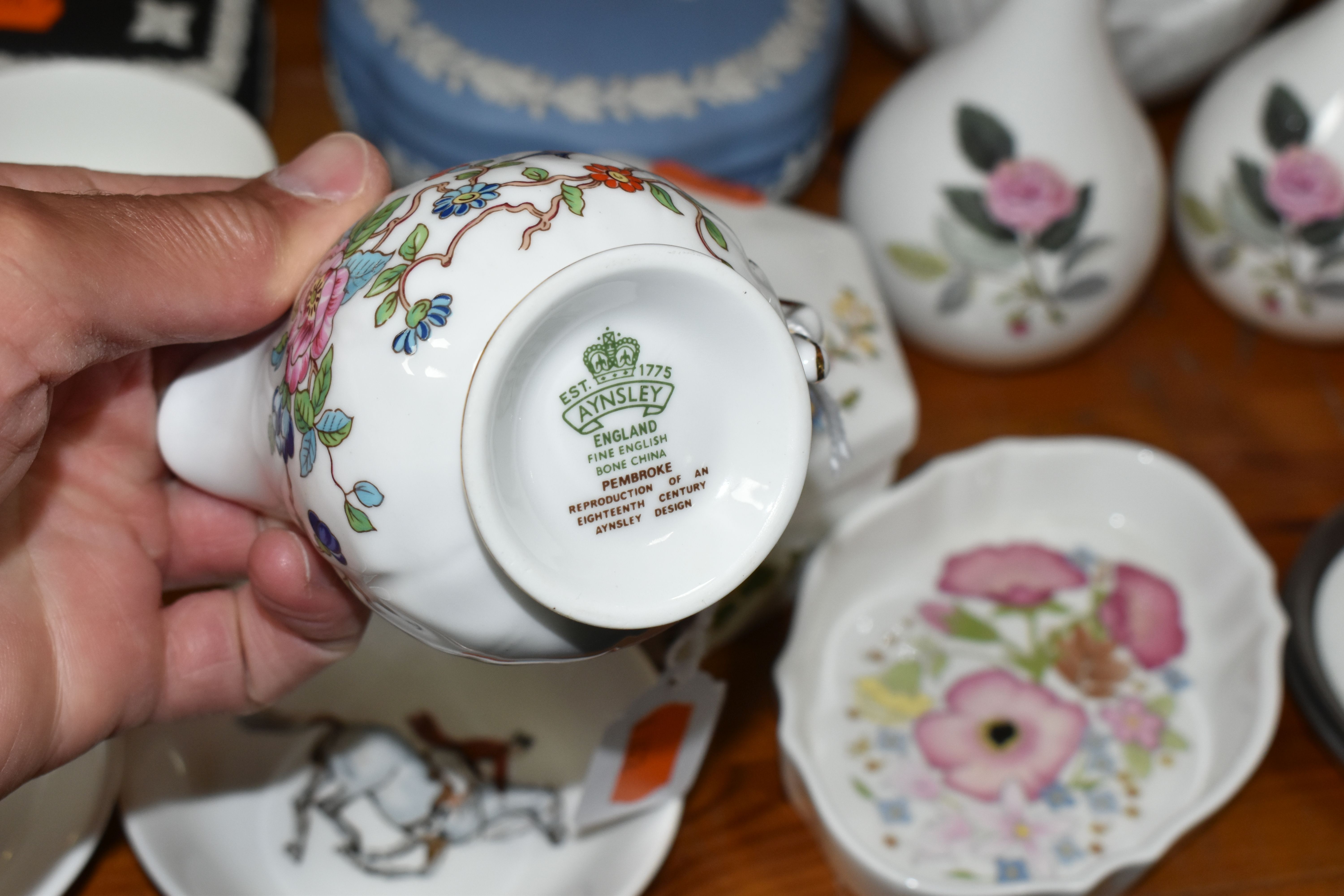 A GROUP OF CERAMICS, to include a Royal Worcester gilt plate with all over foliate gilt pattern, - Image 8 of 8