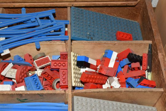 A WOODEN BOX OF VINTAGE LEGO, assorted play worn pieces including small base boards, wheels and - Image 3 of 6