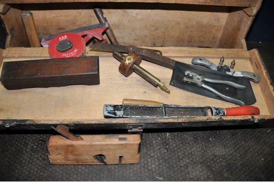 A VINTAGE WOODEN CARPENTERS TOOLBOX CONTAINING TOOLS including chisels, a wooden moulding plane, - Image 3 of 6