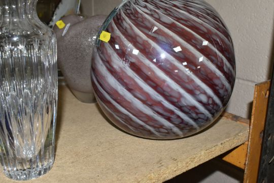 A COLLECTION OF GLASS ITEMS, comprising of Caithness black, white and clear vase and trinket dish, a - Image 5 of 7