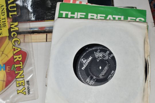 A GROUP OF MOSTLY BEATLES 45 RPM SINGLES and LPS to include The Beatles White Album No. 0557801 - Image 5 of 14