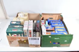 A QUANTITY OF BOXED AND UNBOXED CORGI CLASSICS AND OTHER CORGI BUS AND COACH MODELS, to include