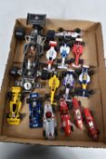 A QUANTITY OF UNBOXED AND ASSORTED F1 RACING CAR MODELS, to include Corgi Toys 1/18 scale John