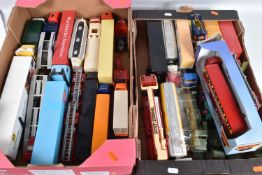 A QUANTITY OF UNBOXED AND ASSORTED PLAYWORN DIECAST & PLASTIC LORRY AND TRUCK MODELS, to include