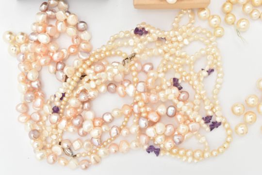 AN ASSORTMENT OF PEARL NECKLACES, to include a baroque fresh water cultured pearl and amethyst three - Image 10 of 11