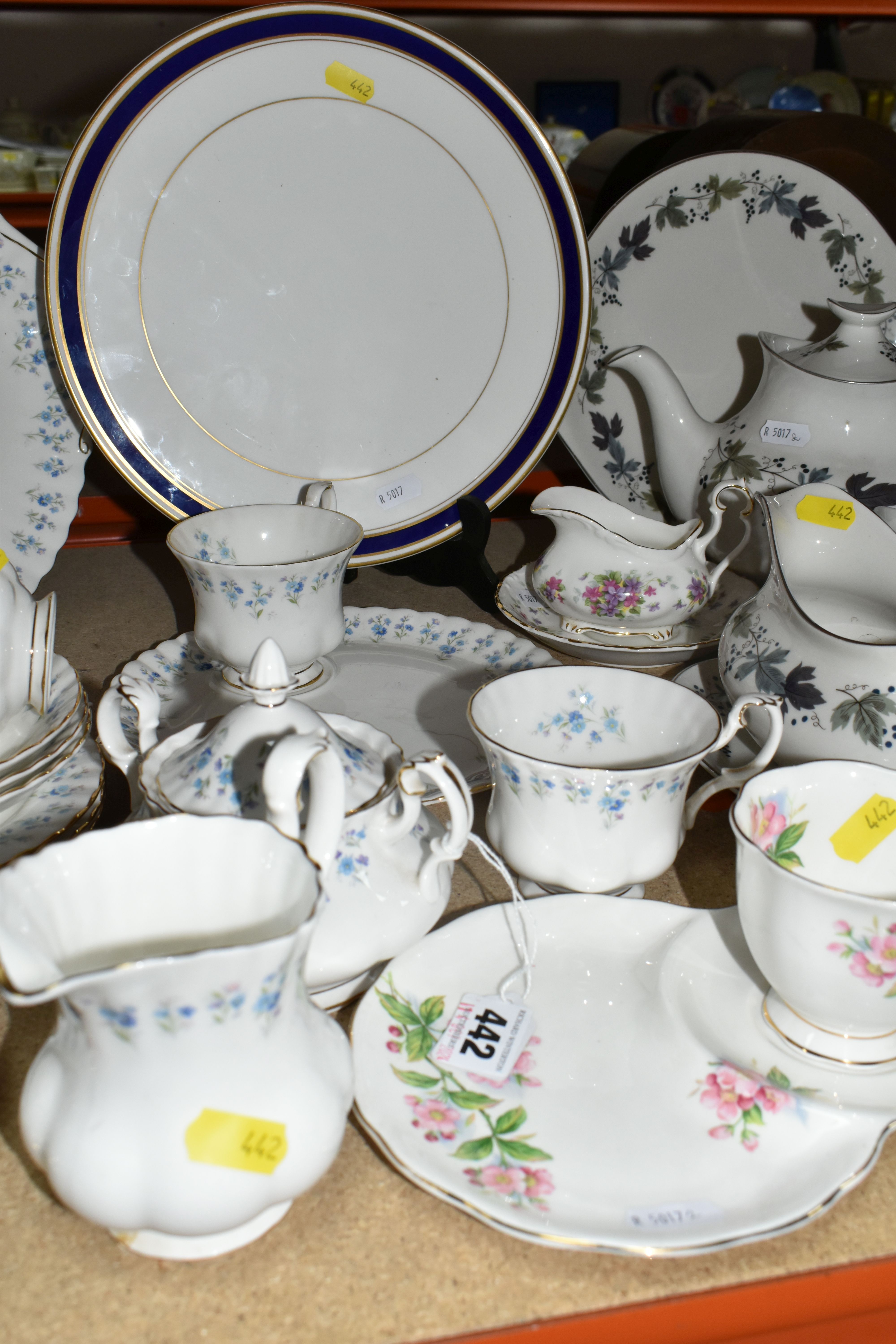 A COLLECTION OF TEA AND DINNER WARES to include a Royal Doulton 'Burgundy' tea and dinner service - Image 5 of 12