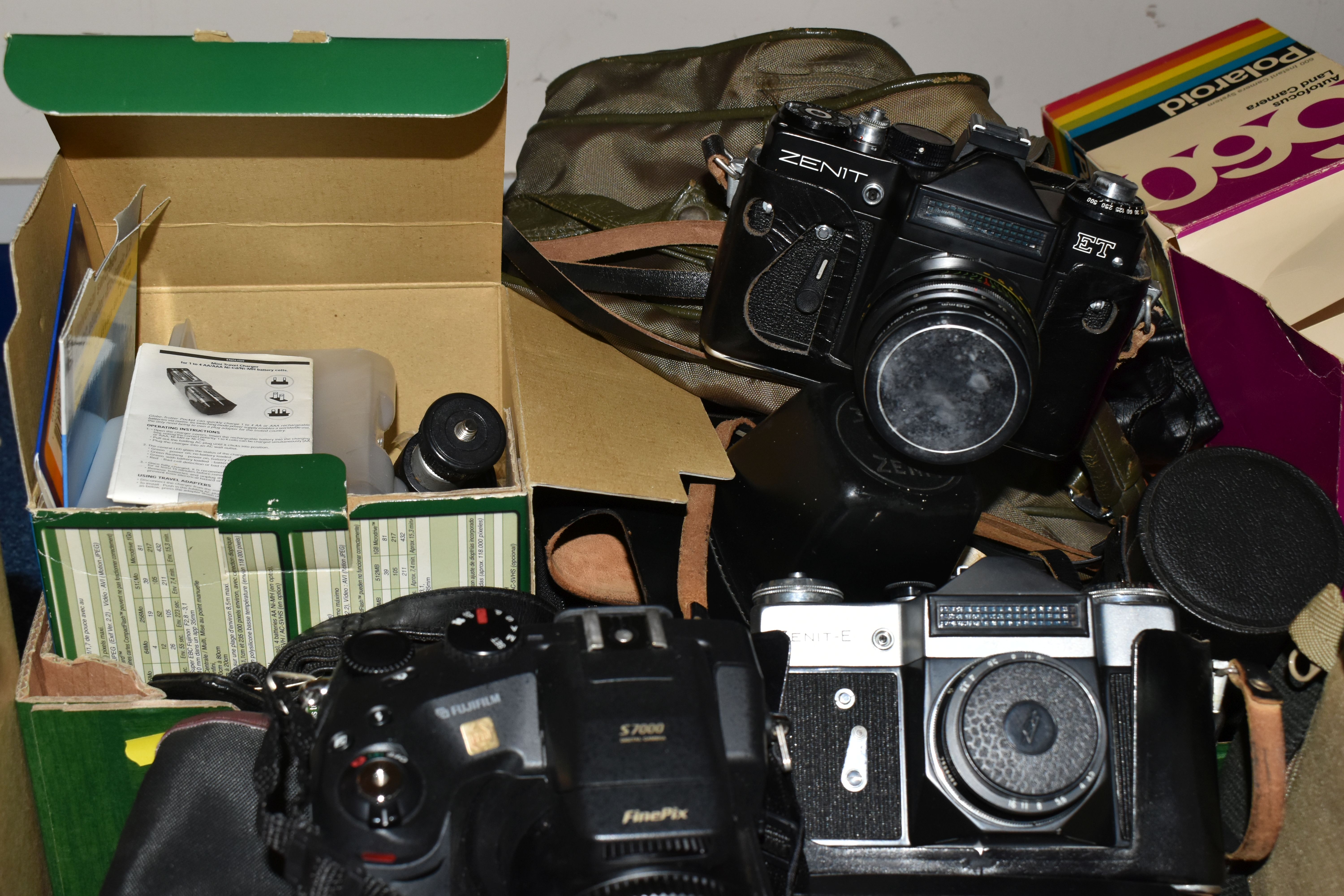 TWO BOXES OF VINTAGE CAMERAS AND PHOTOGRAPHIC EQUIPMENT, to include a Polaroid Colorpack 80 - Image 5 of 5