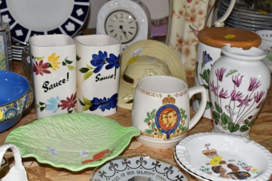 A COLLECTION OF CERAMICS ORNAMENTAL AND DECORATIVE, to include David Winter cottage 'The - Image 9 of 11