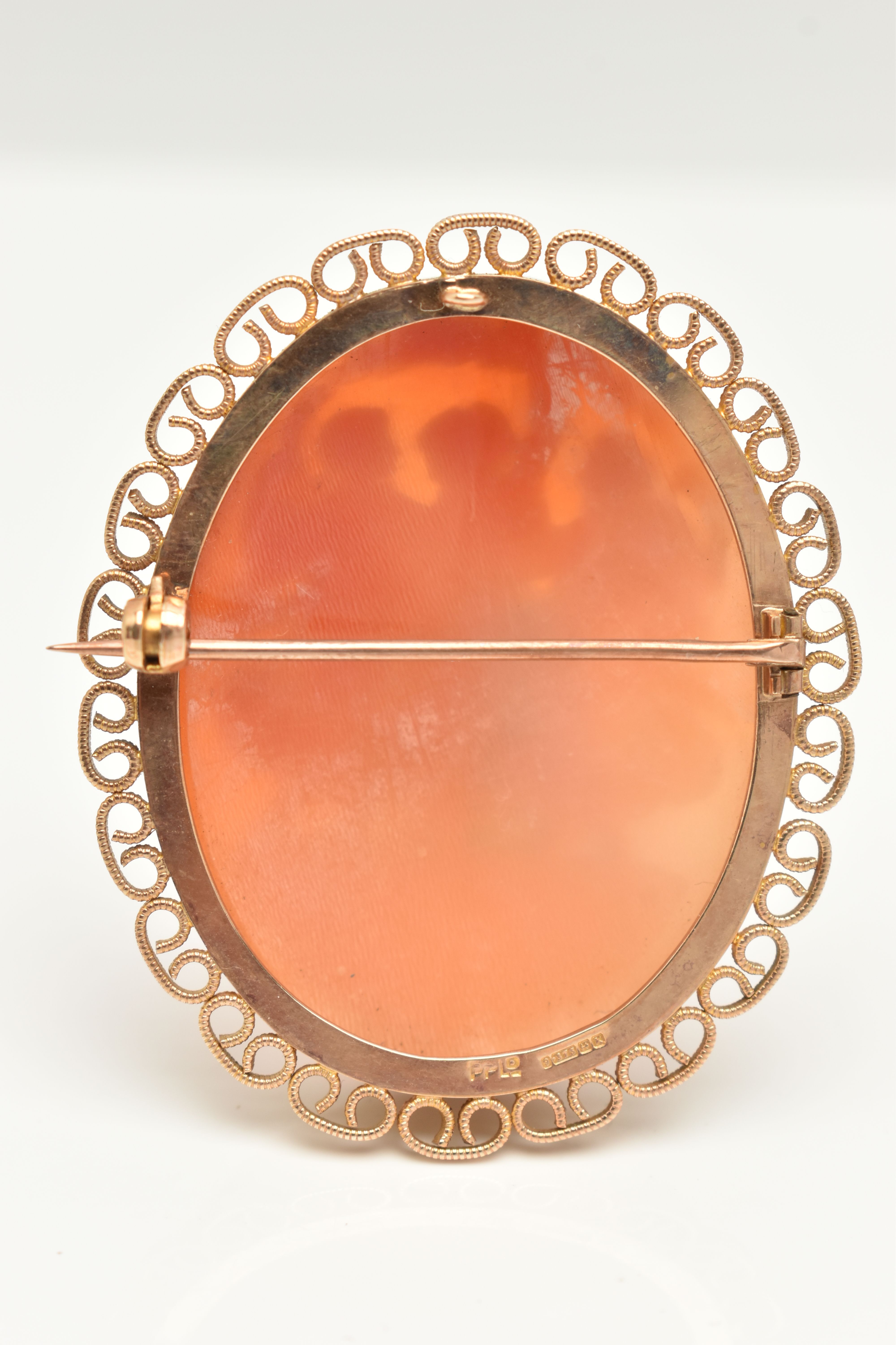 A 9CT GOLD CAMEO BROOCH, of an oval form set with a carved shell cameo depicting the Three Graces, - Image 3 of 3