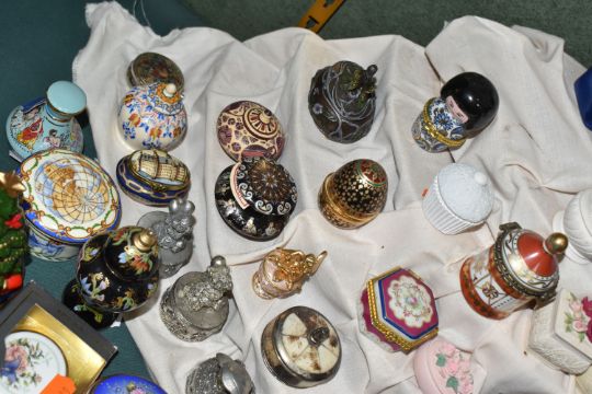 A COLLECTION OF TRINKET BOXES WITH A DISPLAY STAND, over eighty examples, to include two x Old - Image 7 of 17