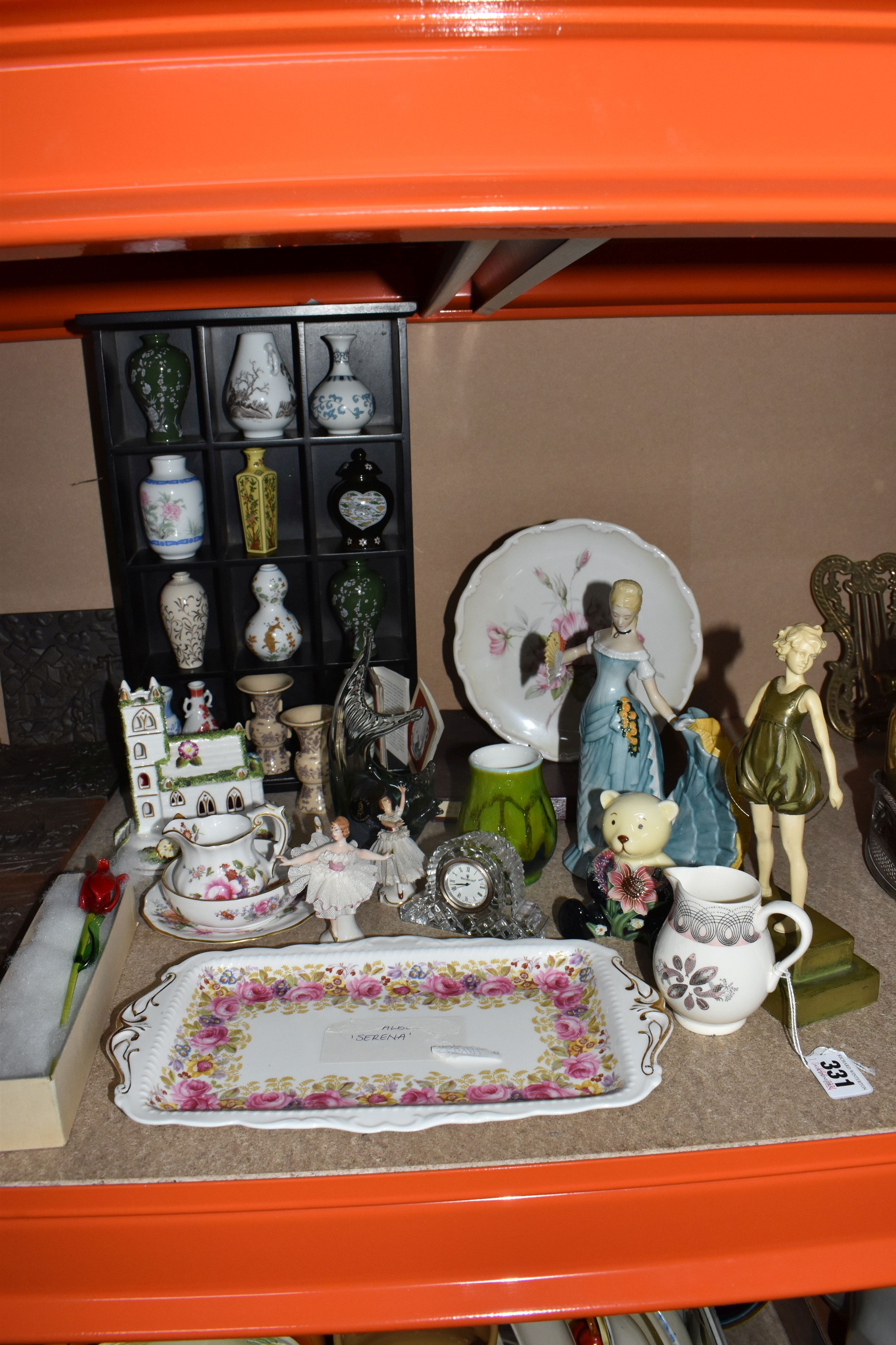 A GROUP OF DECORATIVE ITEMS to include a collection of Franklin Mint 'Treasures of The Imperial