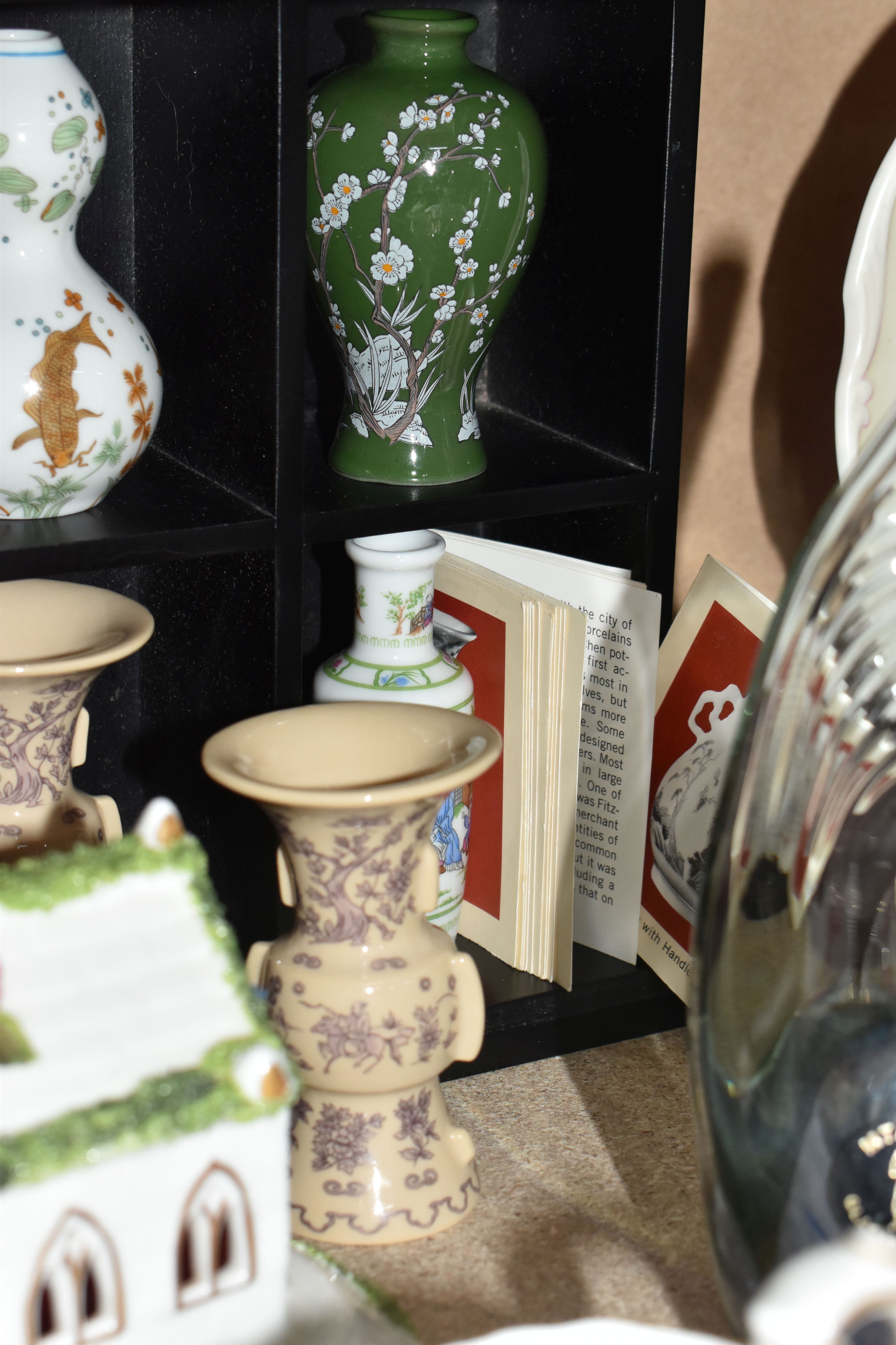 A GROUP OF DECORATIVE ITEMS to include a collection of Franklin Mint 'Treasures of The Imperial - Image 9 of 9