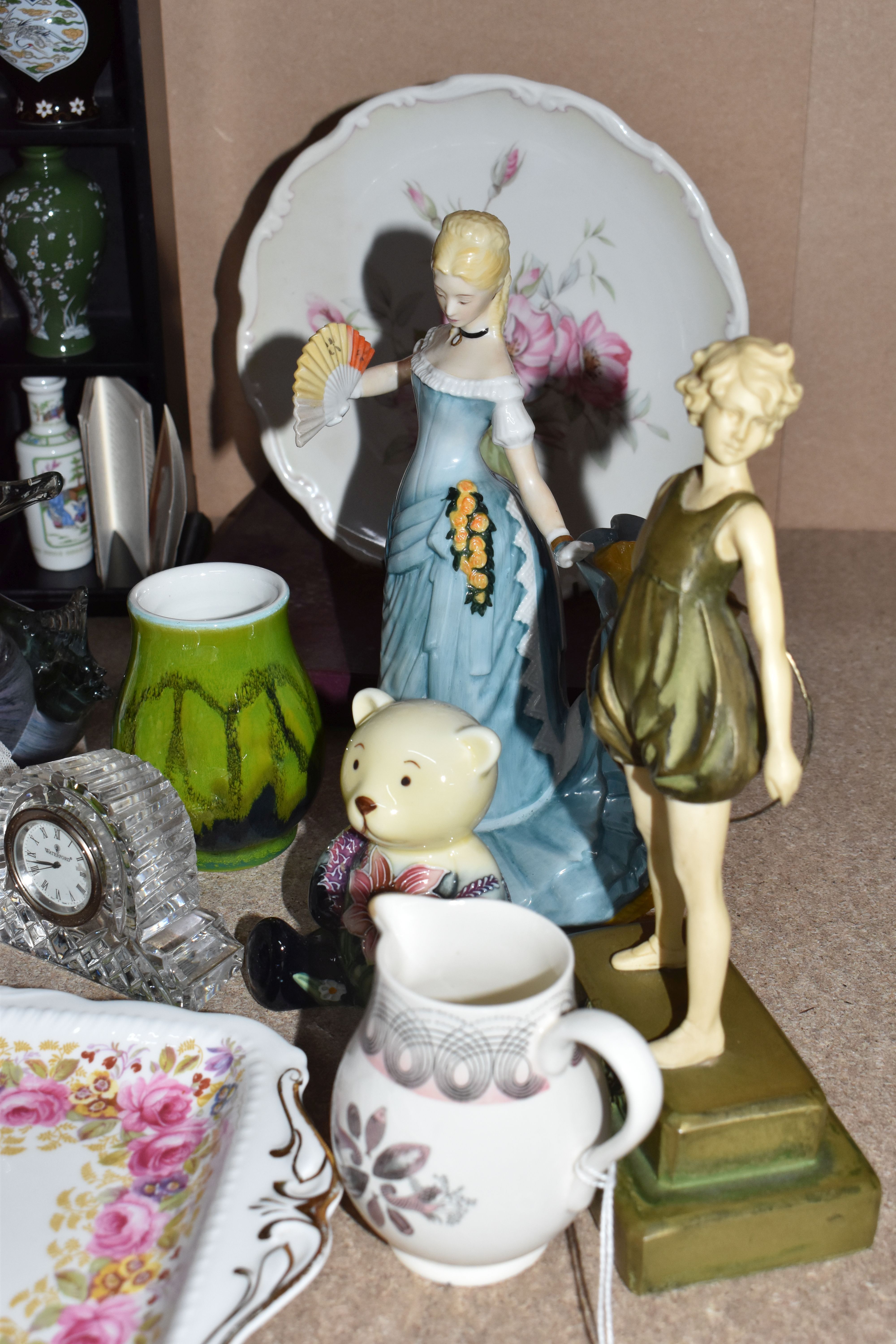 A GROUP OF DECORATIVE ITEMS to include a collection of Franklin Mint 'Treasures of The Imperial - Image 5 of 9