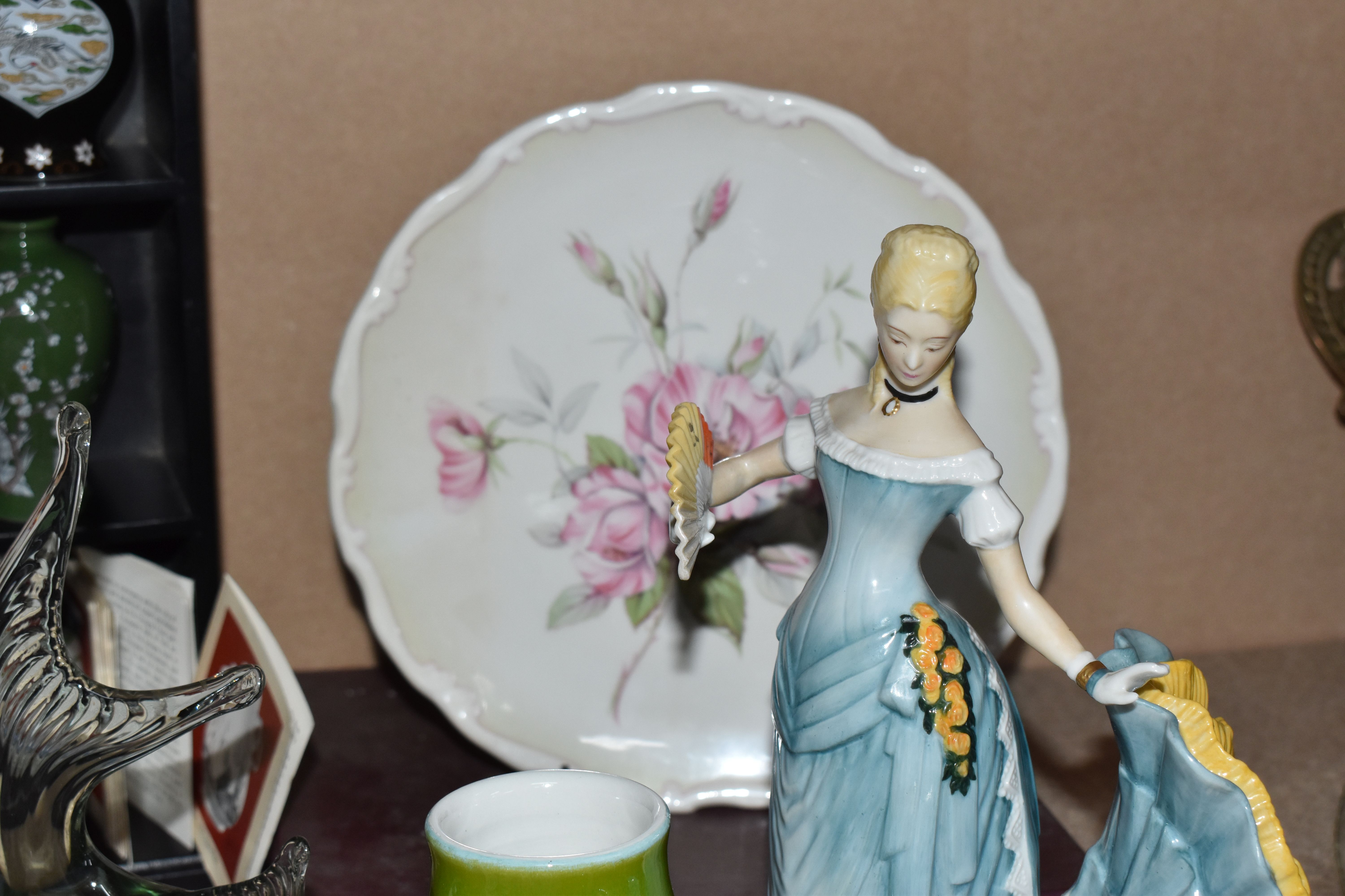 A GROUP OF DECORATIVE ITEMS to include a collection of Franklin Mint 'Treasures of The Imperial - Image 6 of 9