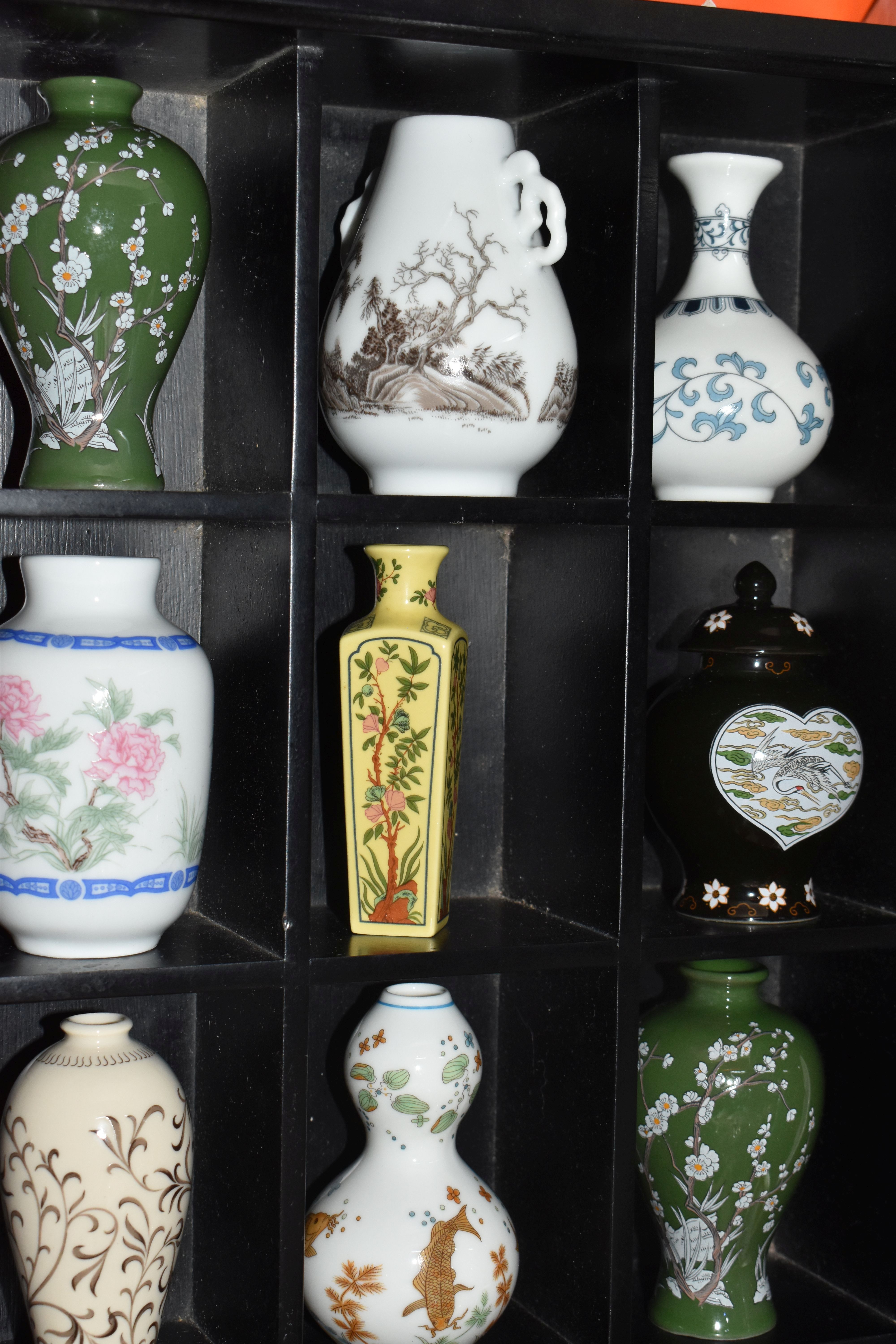 A GROUP OF DECORATIVE ITEMS to include a collection of Franklin Mint 'Treasures of The Imperial - Image 8 of 9