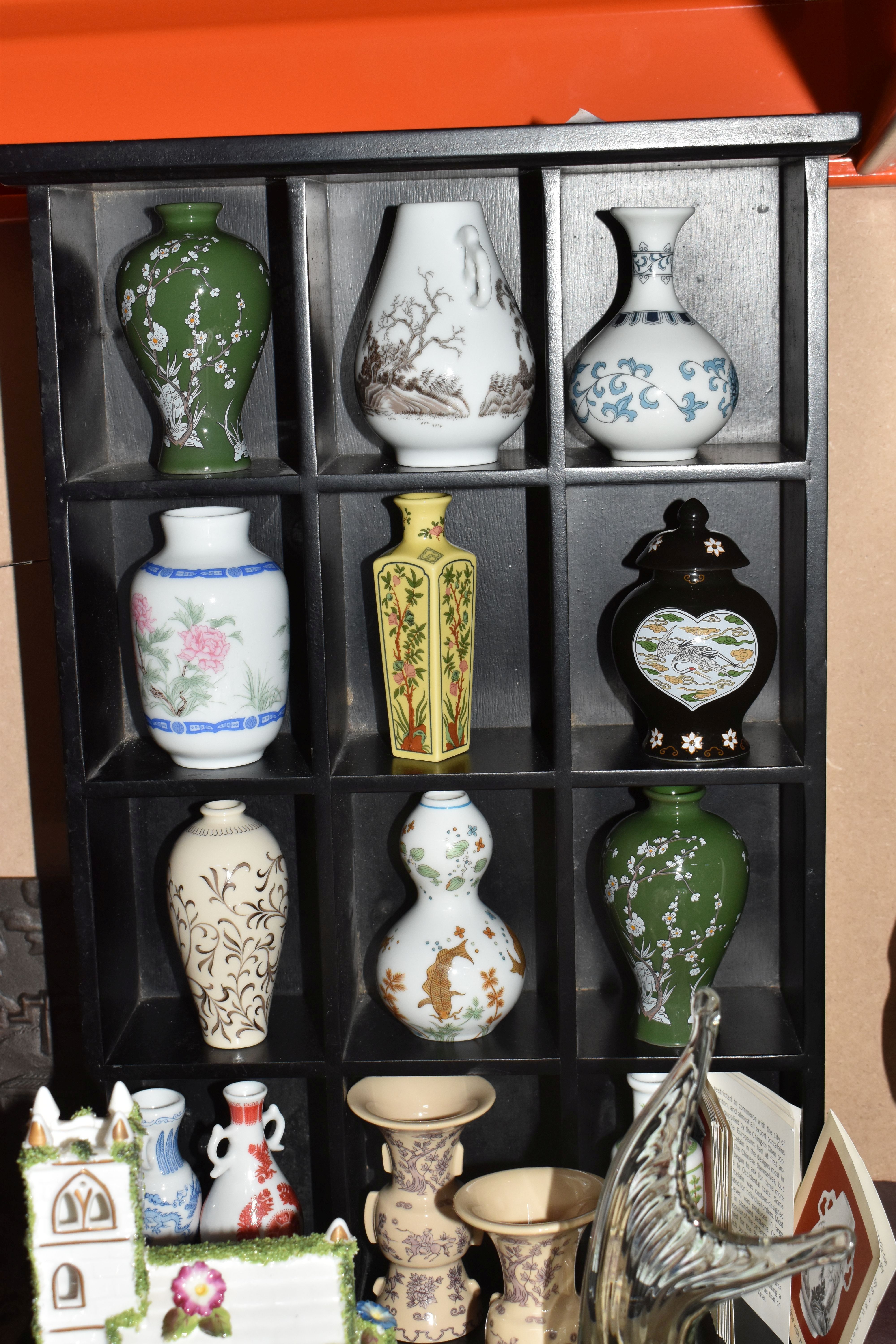 A GROUP OF DECORATIVE ITEMS to include a collection of Franklin Mint 'Treasures of The Imperial - Image 4 of 9