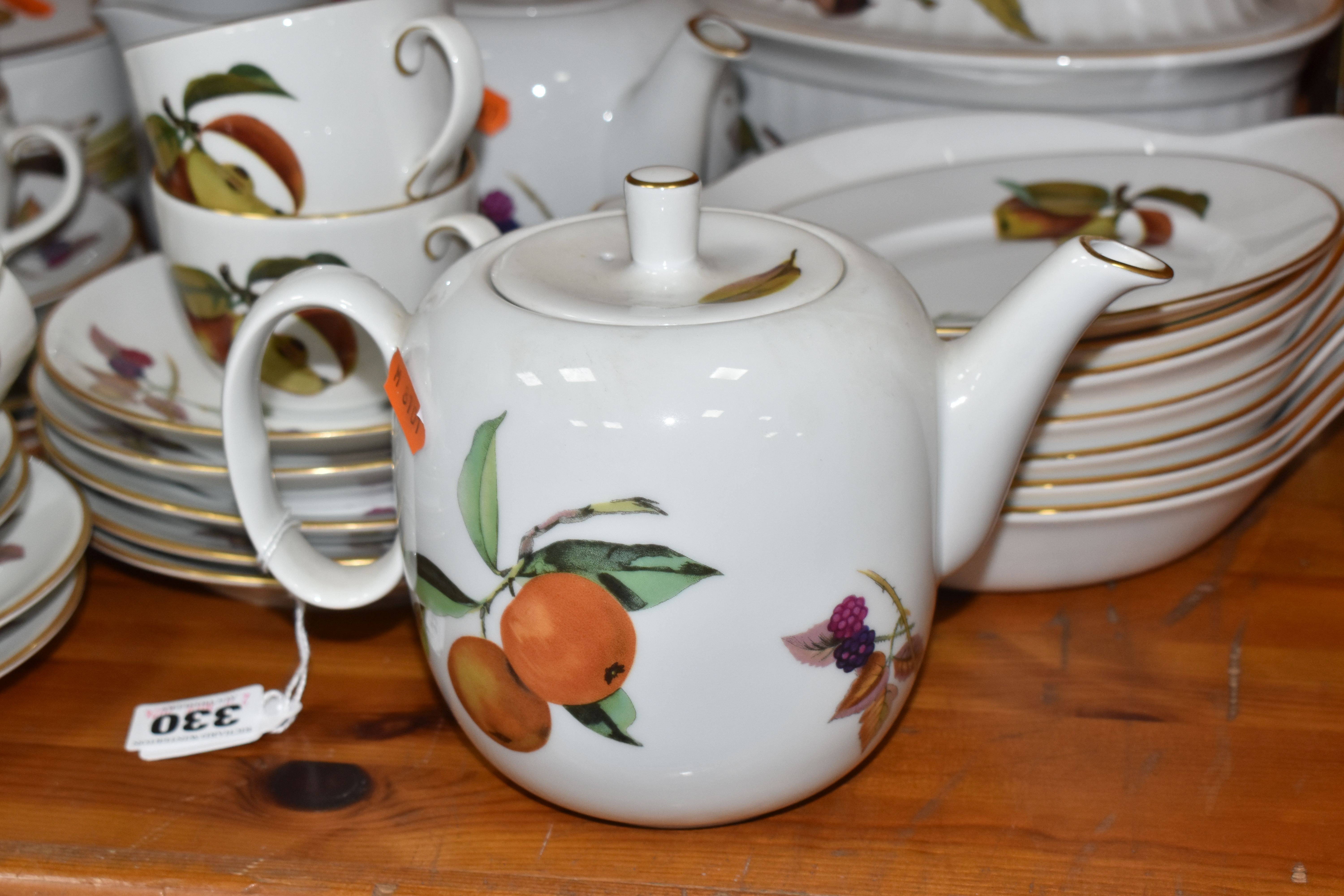 A GROUP OF ROYAL WORCESTER 'EVESHAM' TEA AND DINNERWARES comprising an ovoid lidded casserole dish - Image 2 of 5