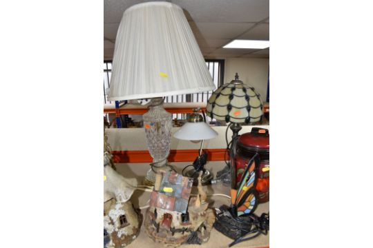 A GROUP OF TABLE LAMPS AND SUNDRIES, comprising a pair of Tiffany style bedside lamps in the form of - Image 3 of 7