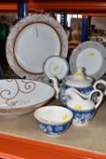 A GROUP OF TABLEWARE, comprising a large Wedgwood 'Marrakech' pattern centre piece bowl, diameter