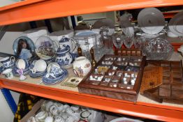 A GROUP OF CERAMICS, GLASS AND SUNDRY ITEMS, to include a collection of thimbles with display cases,