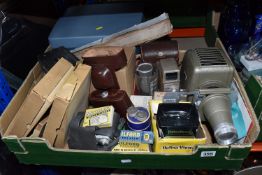 A BOX OF VINTAGE CAMERA AND VISUAL EQUIPMENT to include a boxed Halina viewer, an Aldis 100/150