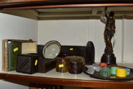 A GROUP OF VINTAGE BAKELITE AND EARLY PLASTIC ITEMS to include a 'Gadeware' tray (signs of repair,