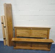 A MODERN SOLID OAK 5FT BEDSTEAD (condition report: with siderails, slats, central support, and