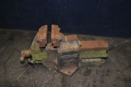 A RECORD No.112p HEAVY DUTY ENGINEERS VICE with 6in jaws. Condition Report: surface rust that