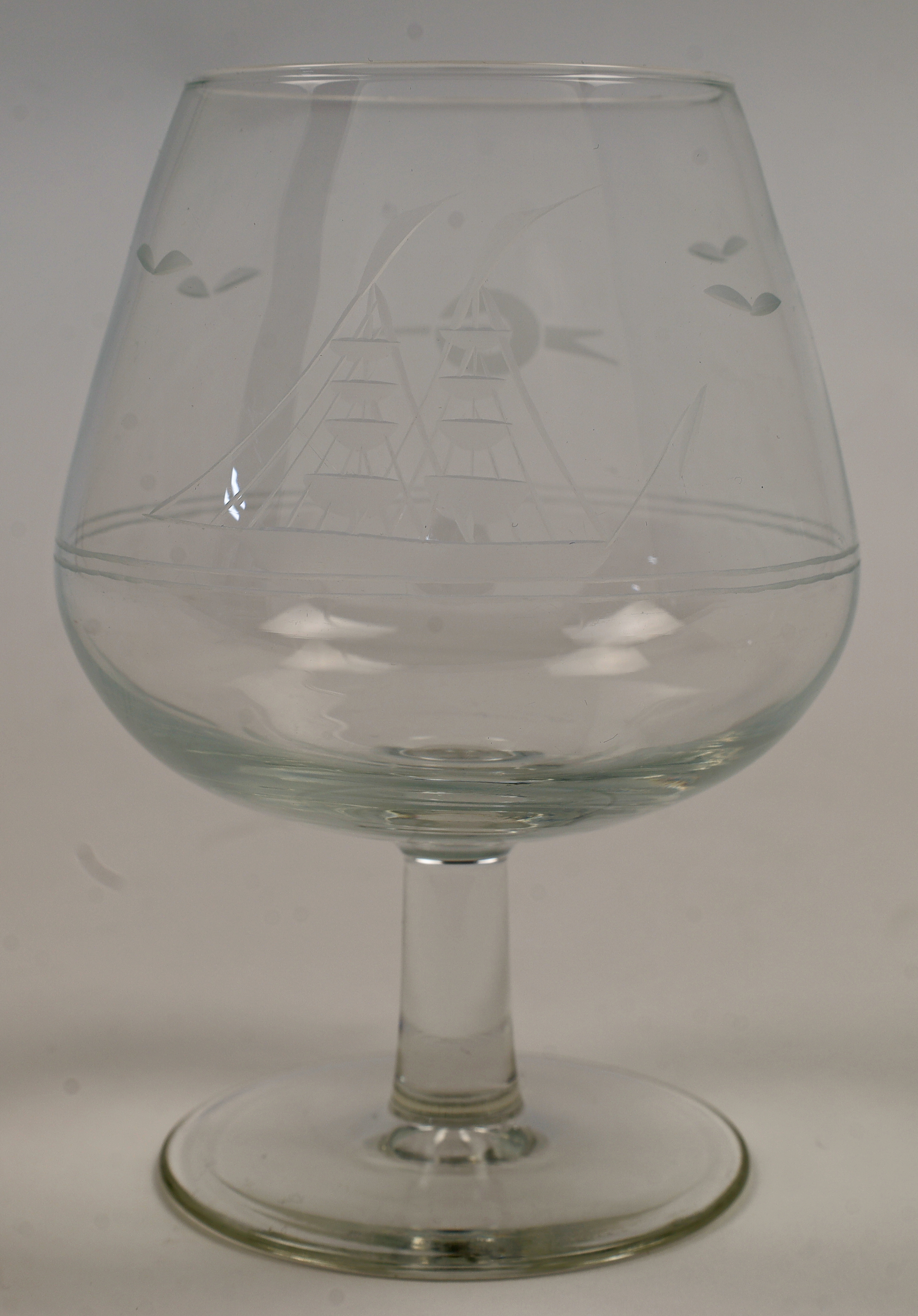 A set of seven French engraved brandy glasses, 20th century, each with stylised decoration of a t... - Image 2 of 2