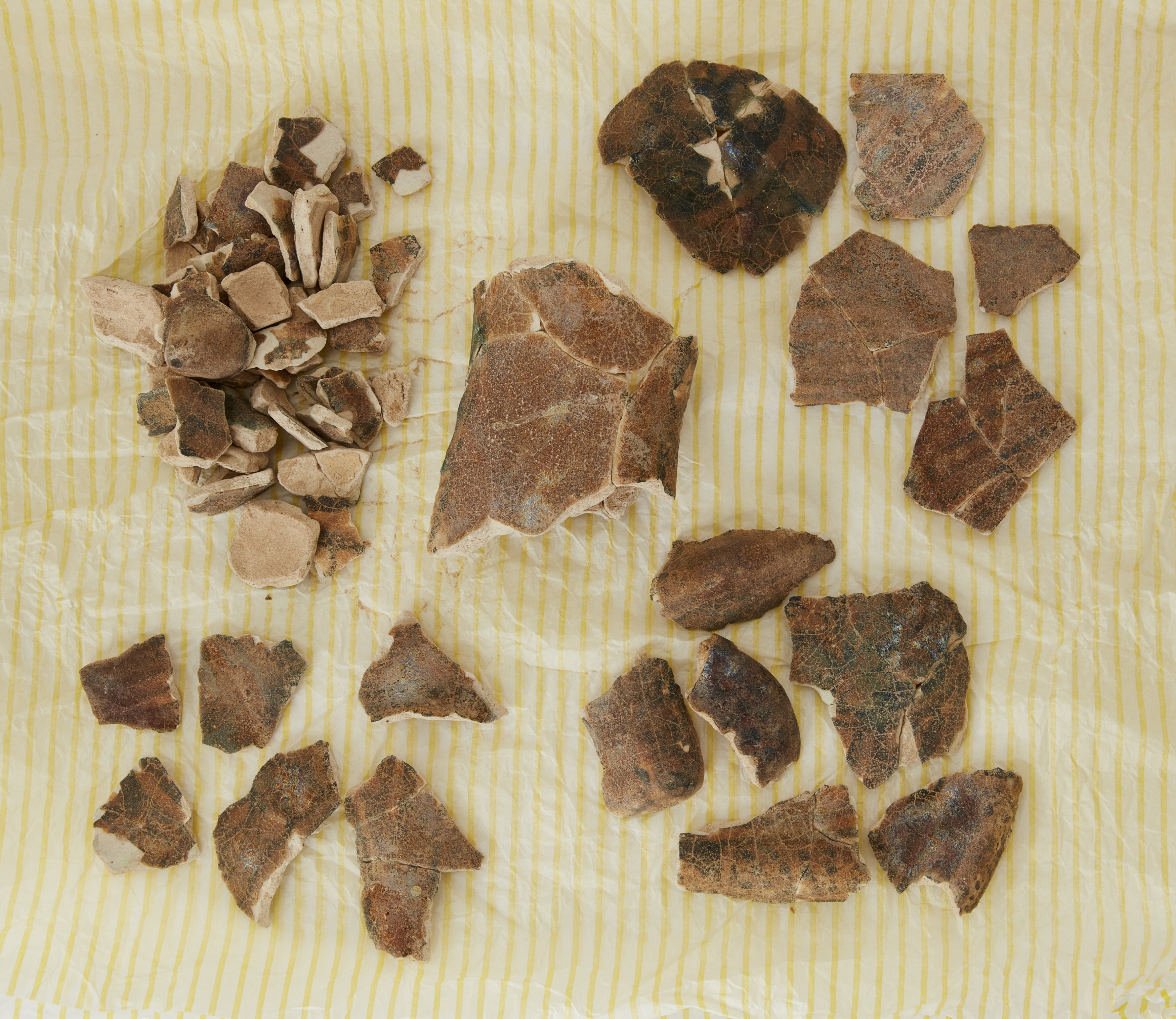 To Be Sold with No Reserve A group of pottery fragments, Iran, 12-14th century, Including a co... - Image 4 of 4