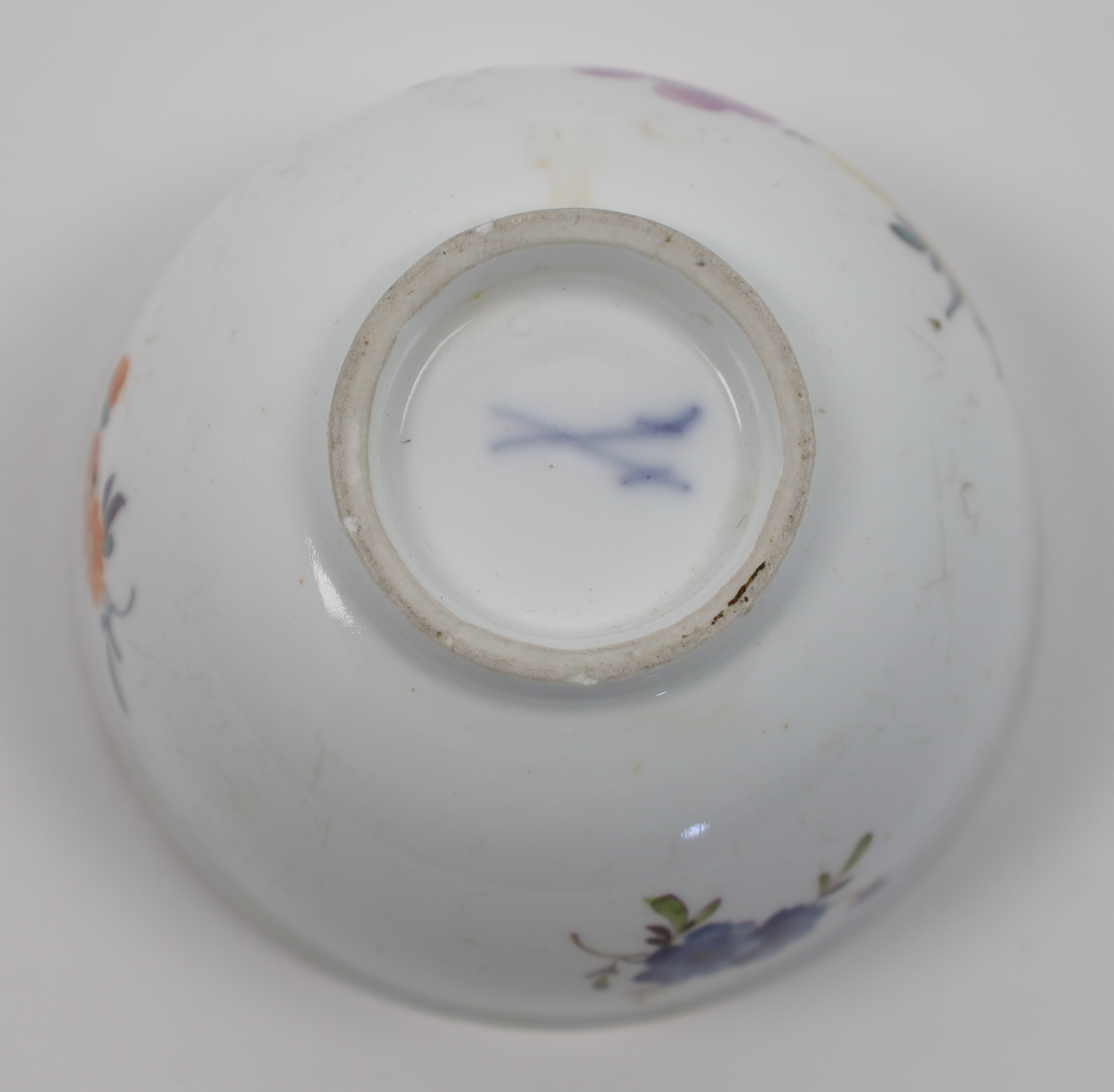 A Meissen teabowl, 18th / 19th century, blue crossed swords, painted with sprays of flowers to th... - Image 2 of 2