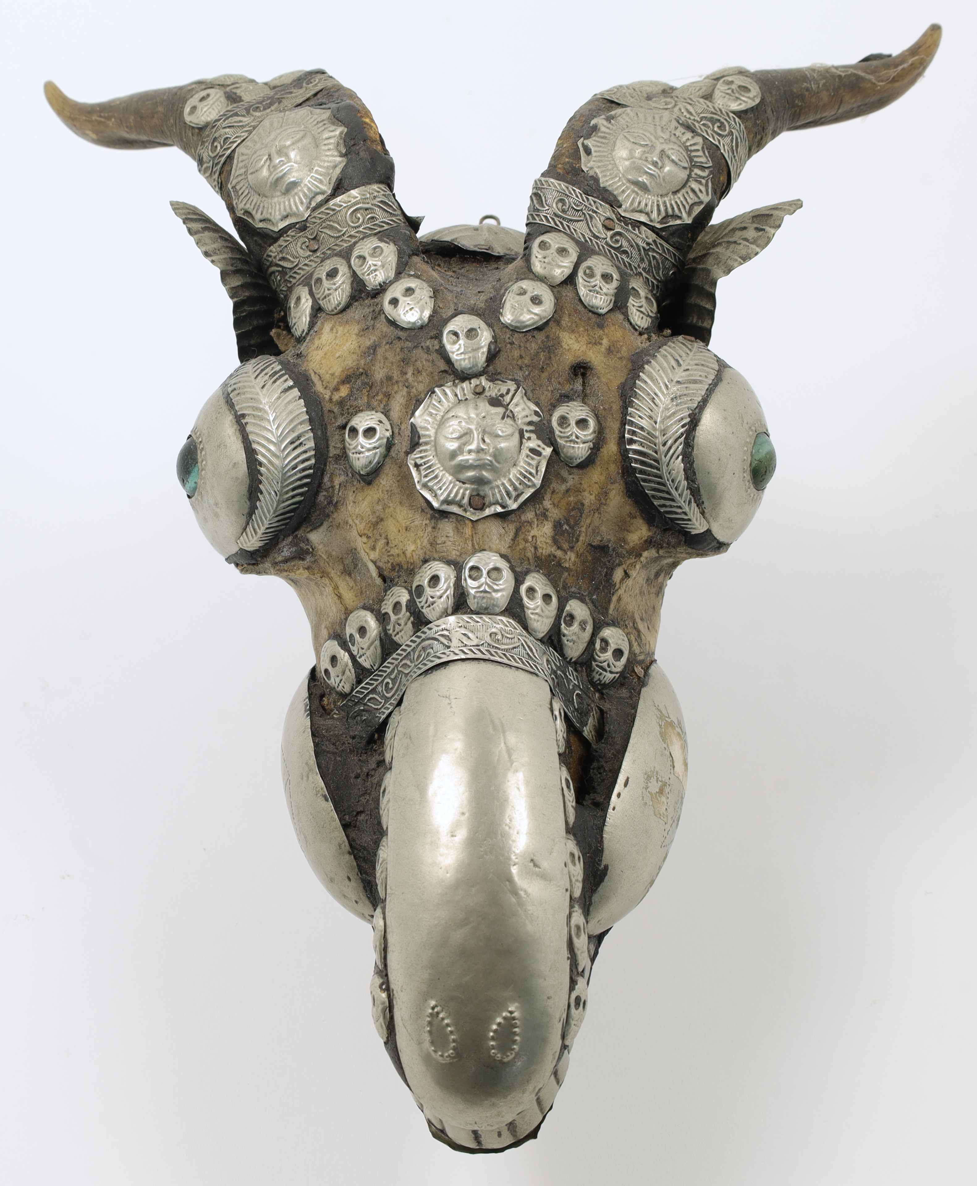 A Tibetan or Nepalese ram's skull (kapala or thod-pa), probably 20th century, with applied white ... - Image 2 of 2