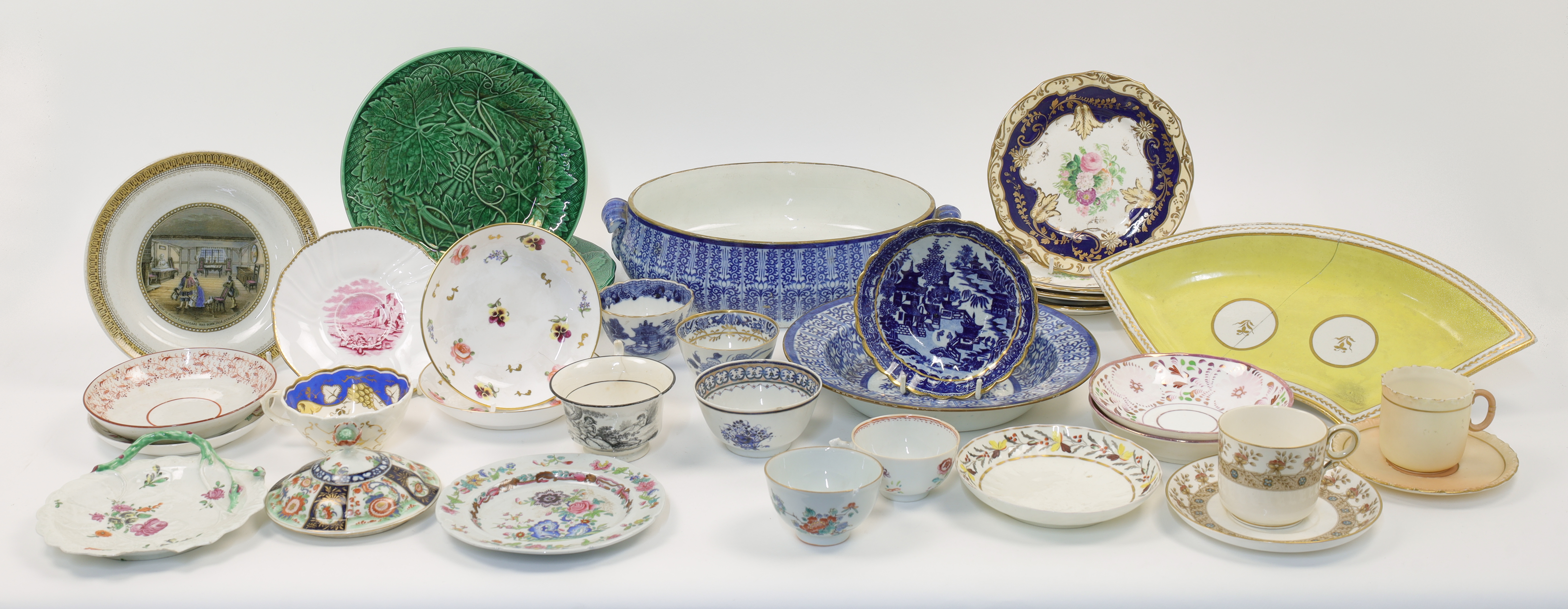 A quantity of miscellaneous porcelain tablewares, 19th - 20th centuries, various makers and regio... - Image 2 of 2