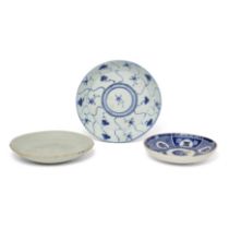 Three Chinese plates, Qing dynasty, 18th and 19th century, comprising: a small blue and white Zha...